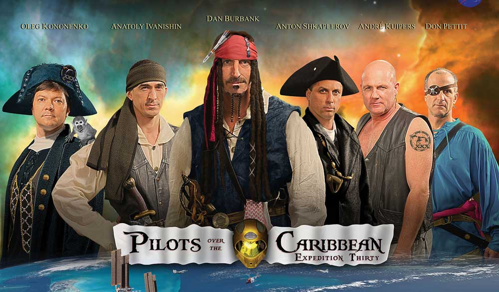Farbiges Kinoplakat, das sechs Piraten zeigt.