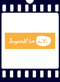 Eingefasst in ein transparentes, perforiertes Filmbild das Logo von Jugendfilm e.V., das den Namen des Vereins handschriftlich auf orangefarbenem Hintergrund zeigt.