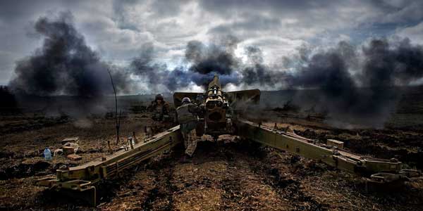 Farbiges Foto für die-besten-spielfilme: Ein explodierendes Geschütz vor einer Front von wolkenverhangenem Himmel.