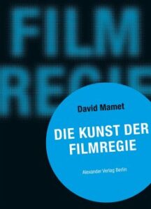 In weiß, schwarz und blau gehaltenes Buchcover des Standardwerks "Die Kunst der Filmregie" von David Mamet.