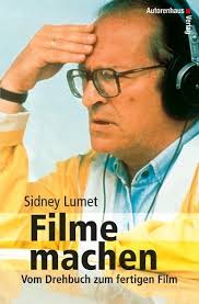 Das Buchcover des Standardwerks "Filme machen" von Sidney Lumet zeigt ein Farbfoto des Regisseurs mit Kopfhörern.