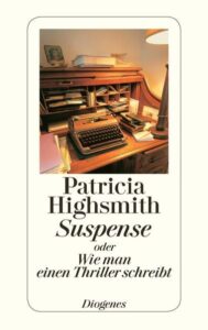 In schwarz und weiß gestaltetes Buchcover mit dem sepiafarbenen Foto eines alten Sekretärs mit Schreibmaschine des Standardwerks "Suspense- oder wie man einen Thriller schreibt" von Patricia Highsmith.