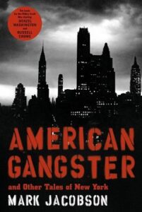 In schwarz, weiß und rot gehaltenes Cover des Romans "American Gangster" von Mark Jacobsen.