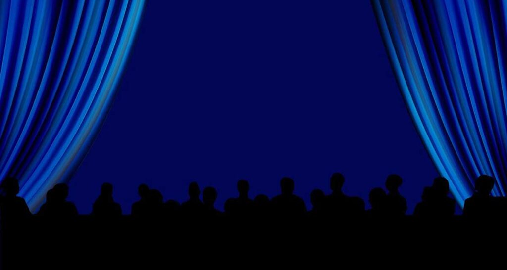 Grafik einer lilanen Kinoleinwand, dessen blaue Vorhänge sich gerade öffnen. Davor: die Köpfe von Zuschauern als schwarze Silhouetten.